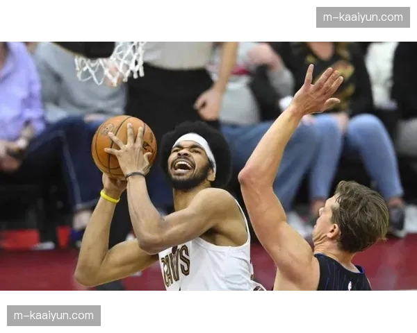 骑士内线莫布利阿伦撑起防守体系 篮板保护提供坚实支持